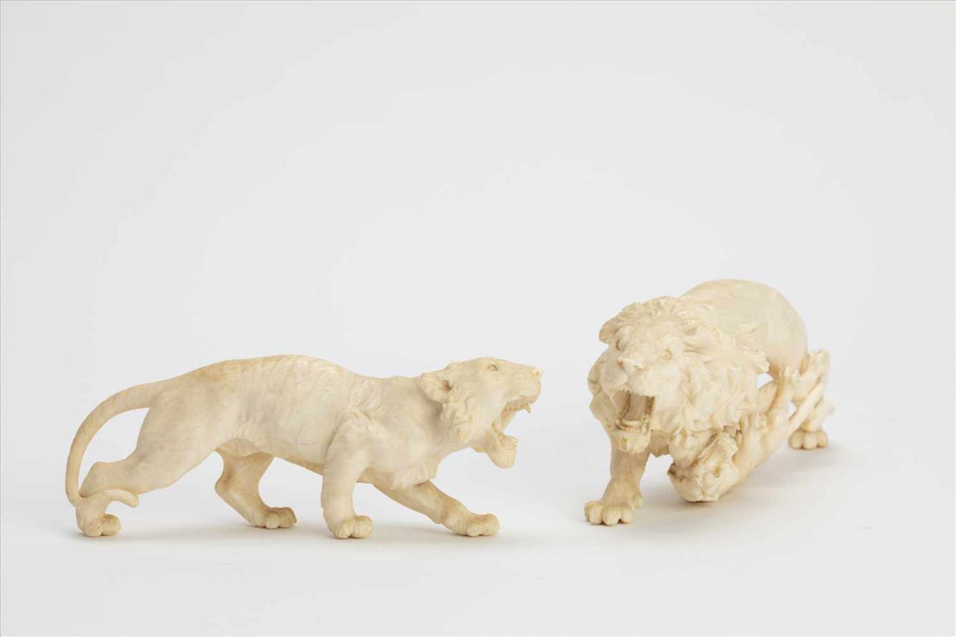 Paar fein geschnitzte Elfenbein Löwen19. Jh., fein geschnitzte Figuren einer Löwin und eines Löwen - Bild 2 aus 8