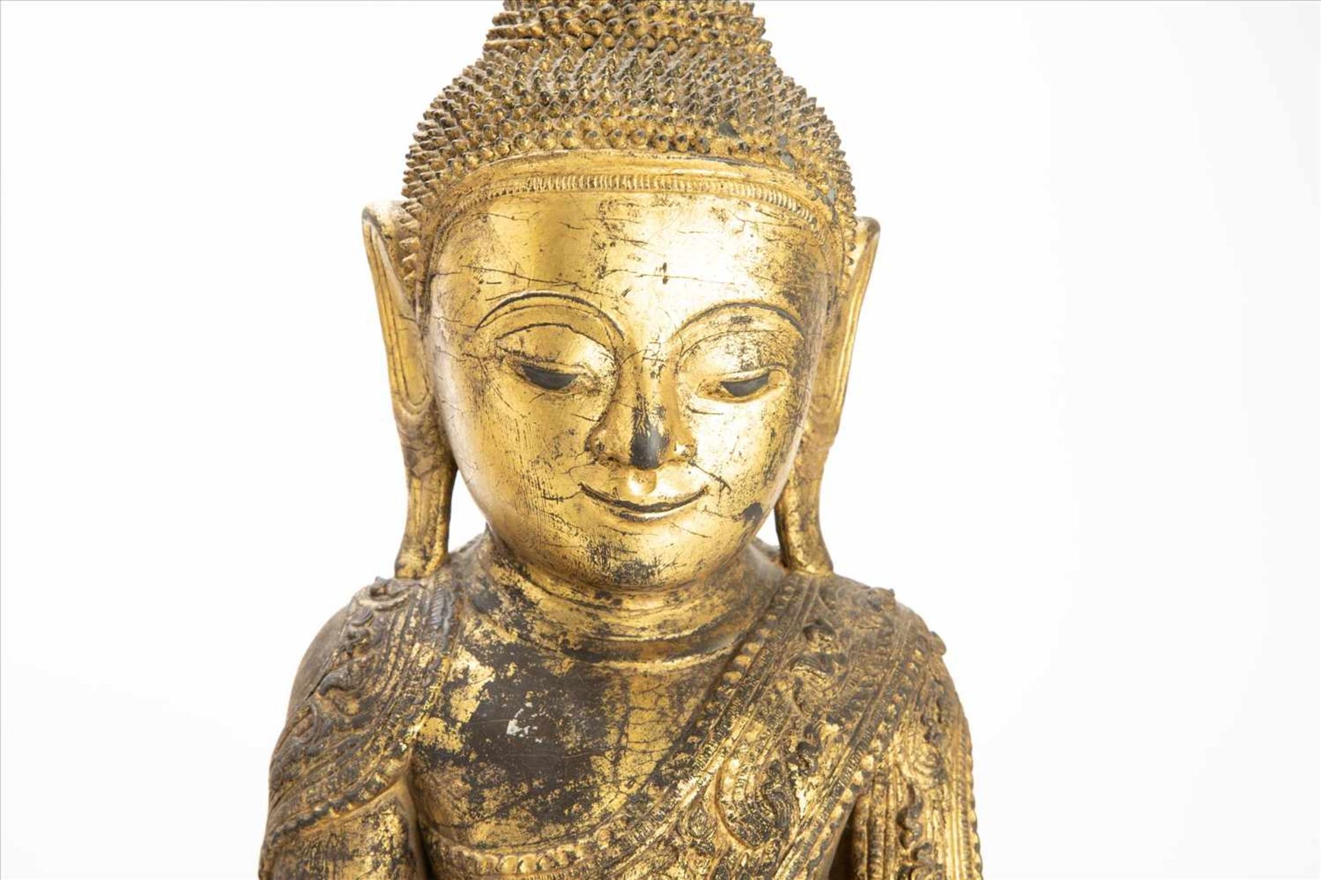 Paar bedeutende Buddhas Holz geschnitzt, goldene Lackfassung, wohl 17./18. Jh. Maße: H77 und - Bild 5 aus 10