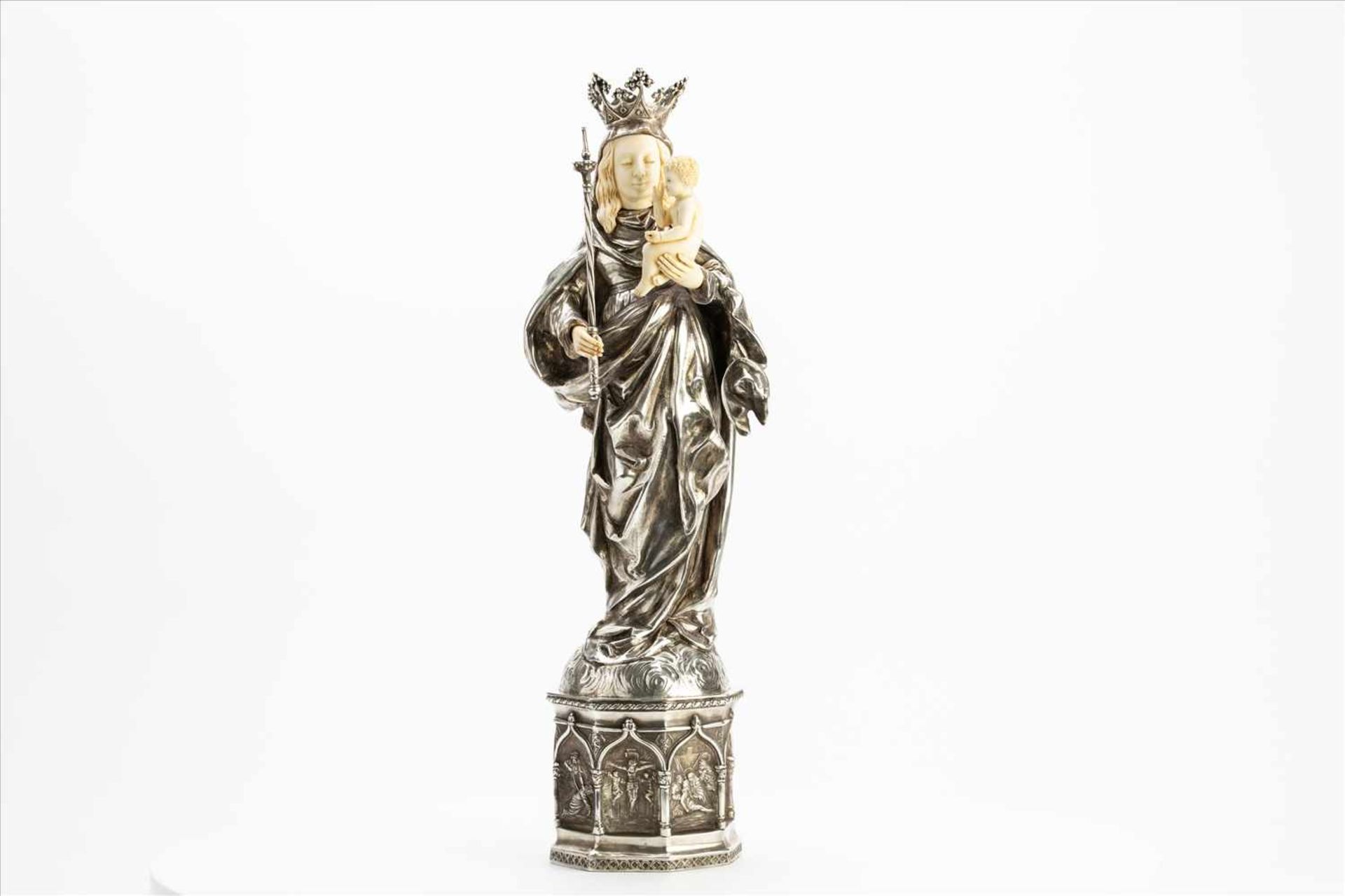 Grosse Silber-Madonnenfigur mit KindHanau um 1900, gem., Silber, Wilhelm Weinranck.Maße: