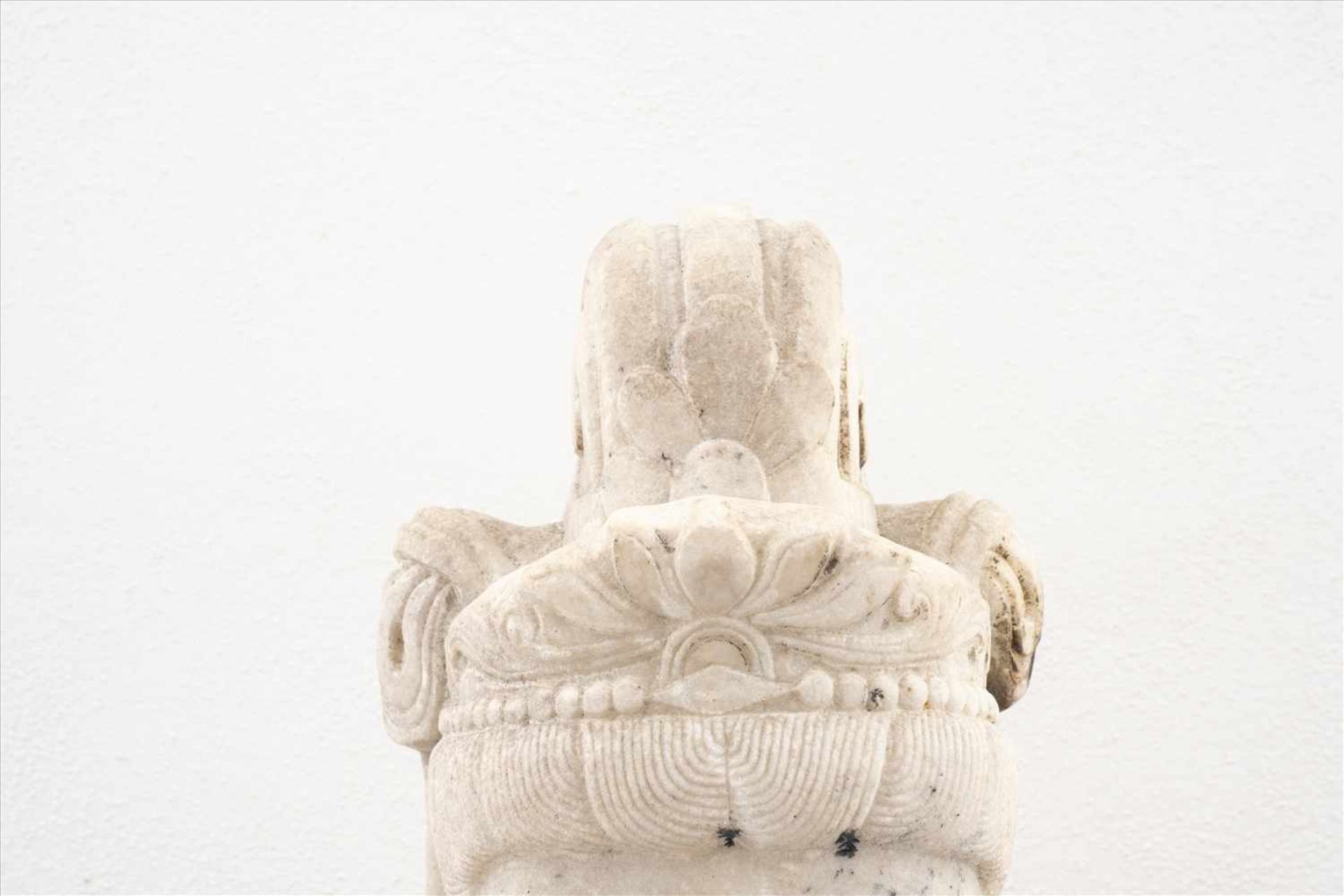 Paar stehende Guanyin "Göttinnen"China, wohl 18. Jh., weißer Marmor, besch.Maße: H ca. 1,30m.Pair of - Bild 7 aus 10