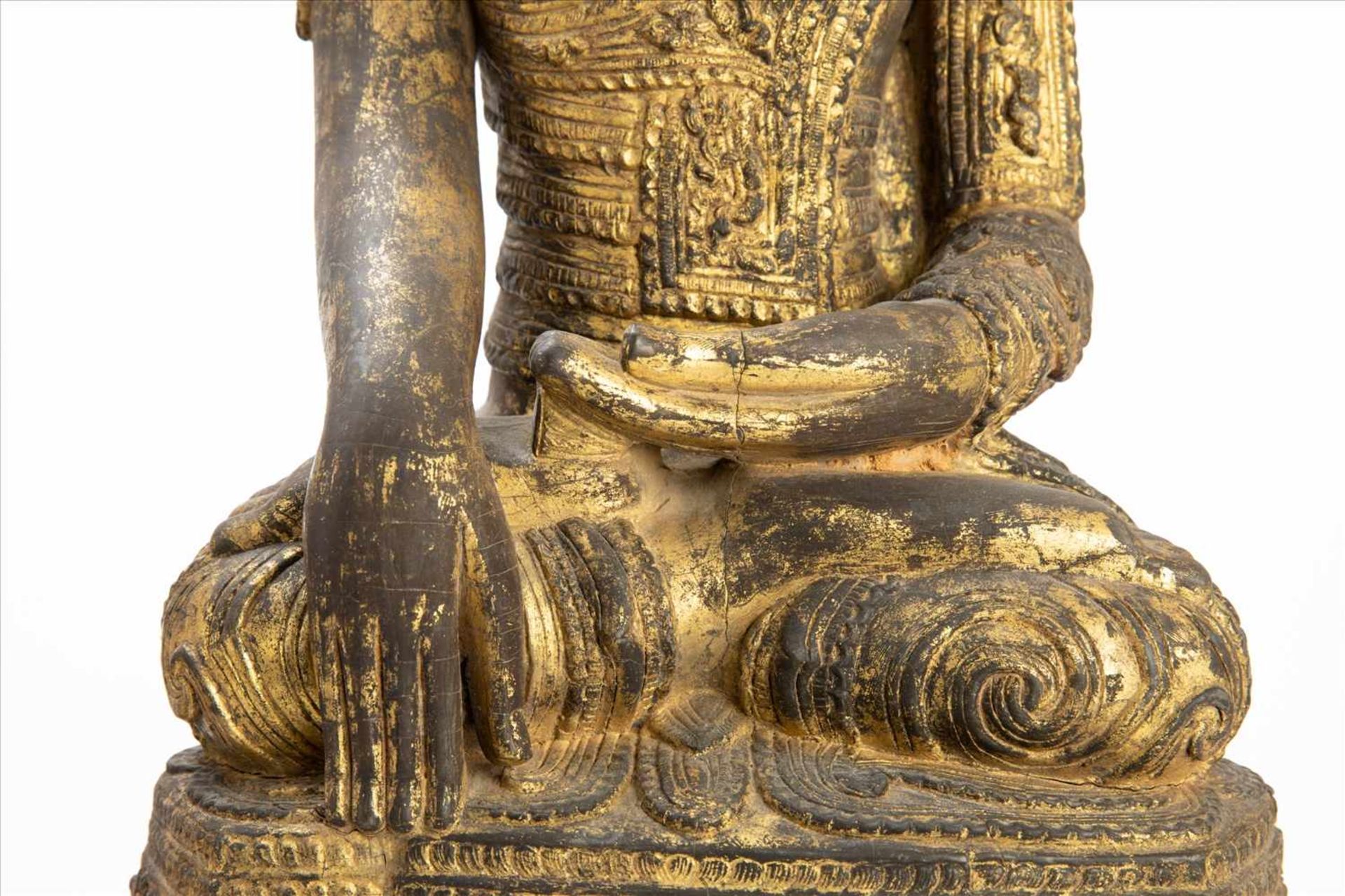 Paar bedeutende Buddhas Holz geschnitzt, goldene Lackfassung, wohl 17./18. Jh. Maße: H77 und - Bild 8 aus 10