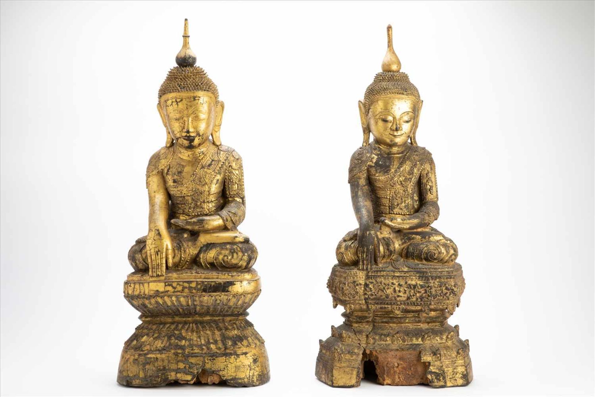 Paar bedeutende Buddhas Holz geschnitzt, goldene Lackfassung, wohl 17./18. Jh. Maße: H77 und