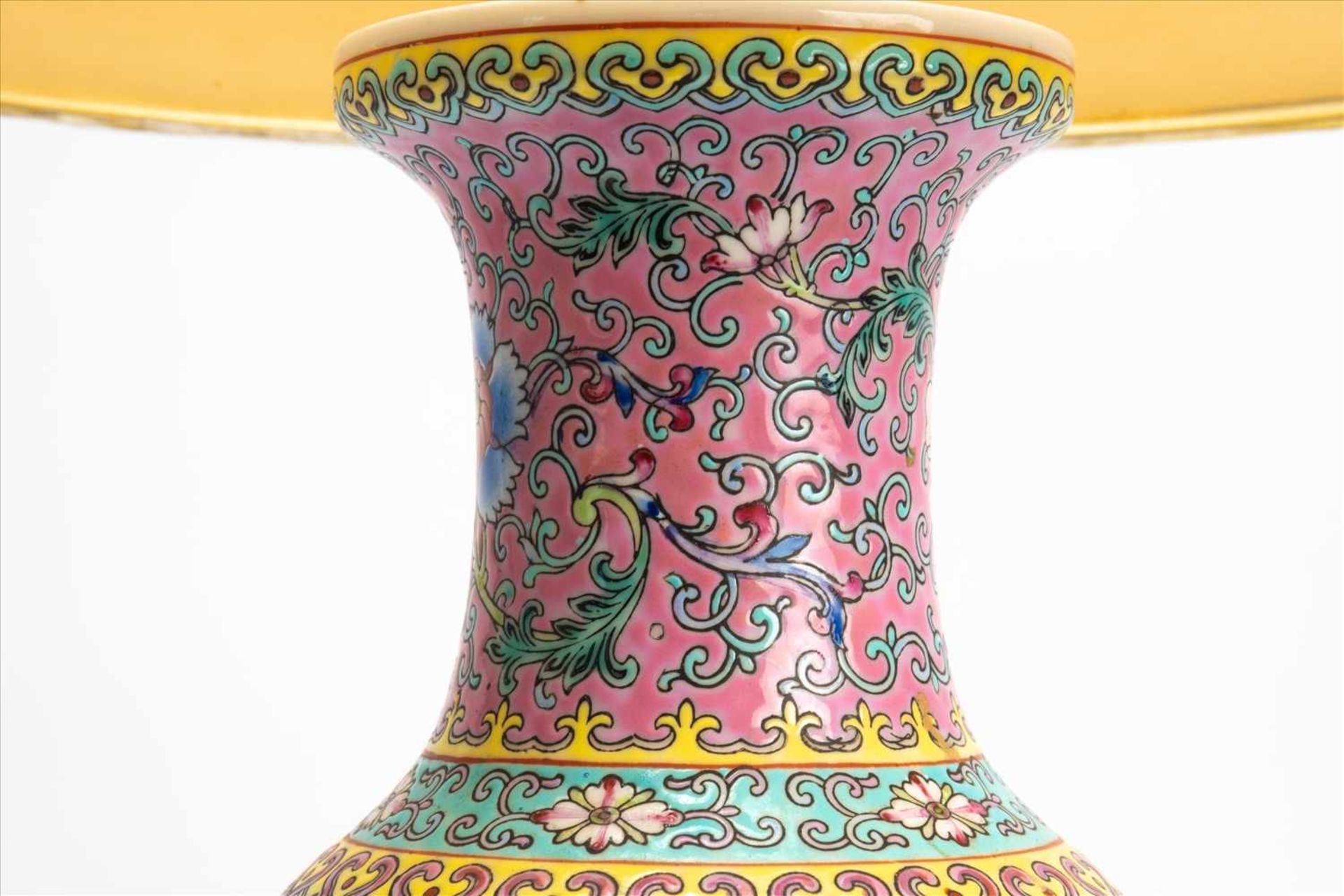 Porzellan-Lampe/VaseChina, wohl 19. Jh., mit Störchen bemalt, rückseitig Schriftzeichen.Maße Vase: - Bild 3 aus 7