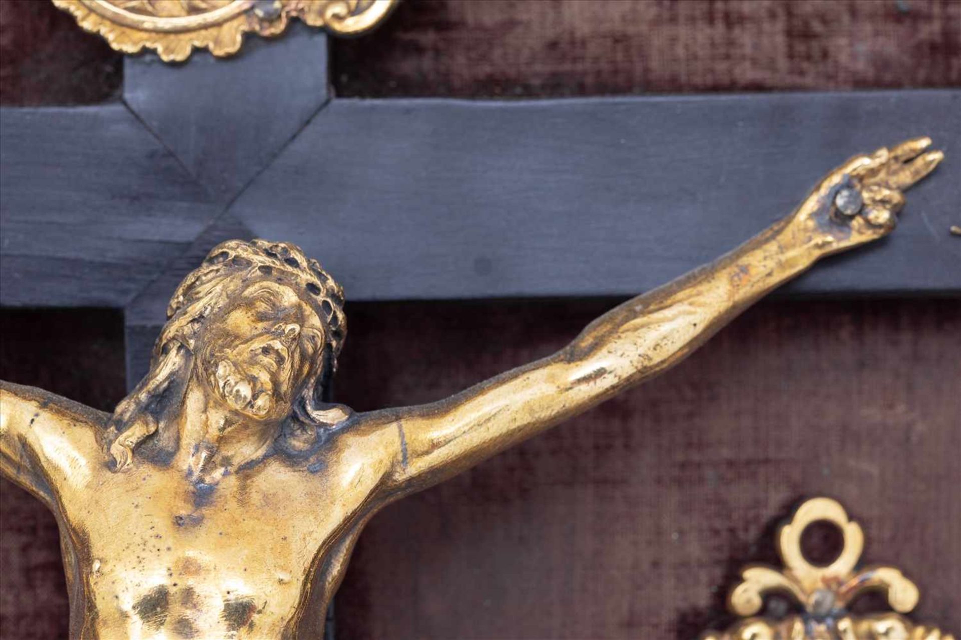 Barocker Hausaltar, Italien 17. Jh.Darstellung der Kreuzigung und Passion Christi, Bronze vergoldet, - Bild 11 aus 13