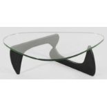 Coffee Table von Isamu NoguchiSchwarz lackiertes Eschenholz sowie farbloses Glas. Organisch