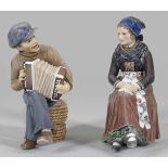 Paar dänische FigurenSitzendes junges Mädchen aus Amager in Tracht bzw. singender junger Däne mit