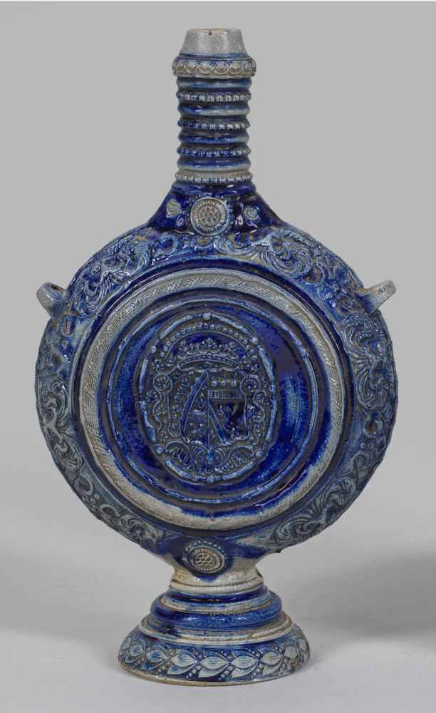 Seltene Feldflasche mit WappenSalzglasiertes Steinzeug, blau bemalt. Runder, flacher Korpus auf hoch