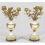 Paar Louis XVI-Girandolen3-flg.; Weißer Marmor und vergoldete Bronze. Balusterförmiger Korpus mit