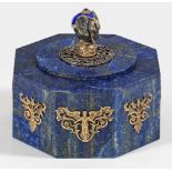 Lapislazuli-Doseim Stil von Karl Fabergé. Lapislazuli und Marmor. Achtfach facettierter Korpus