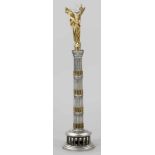 Monumentales Modell der Berliner SiegessäuleTeilvergoldet sowie Elfenbein. Über getreppt