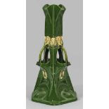 Große Jugendstil-VaseSteingut. Auf fünfeckigem Fuß dreieckiger, durchbrochen gestalteter Korpus