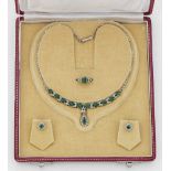 Elegantes Smaragd-Diamant-ParureSilber. Collier, korrespondierendes Paar Ohrringe und Ring.