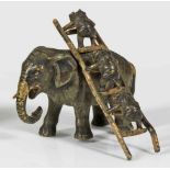 Seltene ElefantengruppeWiener Bronze, farbig bemalt. Szenische Darstellung mit großem Elefanten