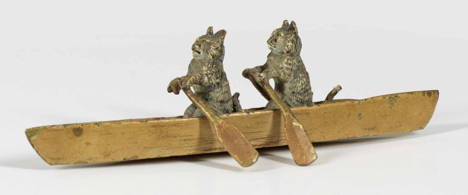 Figurenpaar mit zwei Katzen im RuderbootWiener Bronze, farbig bemalt. Ein Ruder besch.; L. 11,7 cm.A