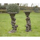 Paar große skulpturale GartenvasenGegenstücke. Bronze, braun-grün patiniert. Über naturalistisch