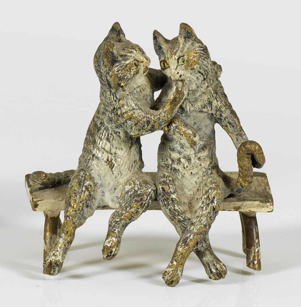 Figurengruppe mit Katzen als Liebespaar auf einer BankWiener Bronze. Farbige Bemalung ber.; H. 4,5