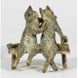 Figurengruppe mit Katzen als Liebespaar auf einer BankWiener Bronze. Farbige Bemalung ber.; H. 4,5