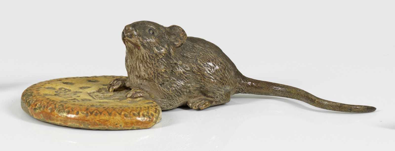 Maus mit KeksWiener Bronze, teilw. ziseliert, dunkelbraun patiniert bzw. farbig bemalt.