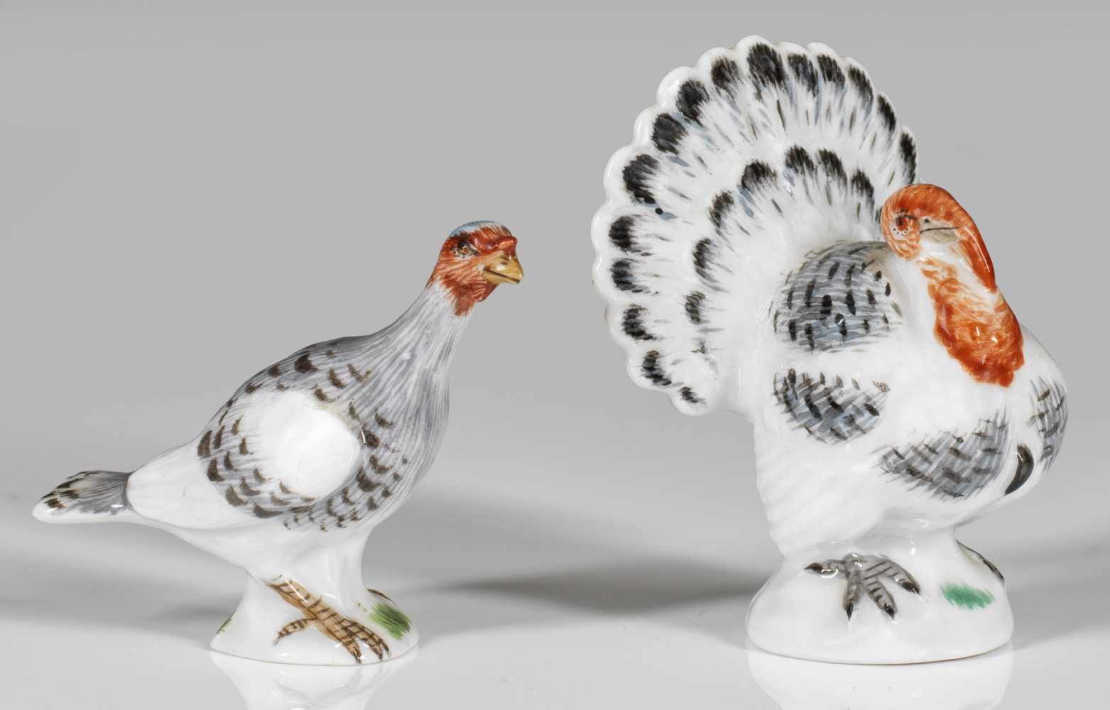 Zwei Miniatur-Tierfigureneines Truthahnes und einer Henne in naturalistischer Ausformung und