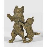 KatzengruppeWiener Bronze. Darstellung eines Kätzchens im Spiel mit einer Katzenmutter. H. 5 cm.A