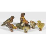 Sechs Miniatur-VogelfigurenWiener Bronze, farbig bemalt. Singvogel, Henne mit Küken, junges Huhn und