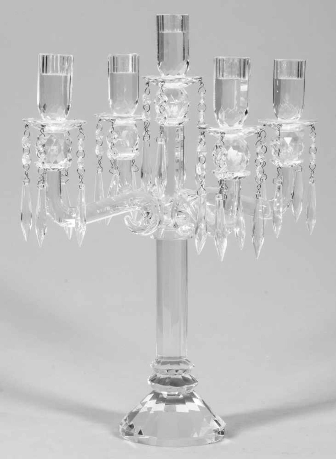 Kristall-Leuchter5-flg.; Farbloses Kristallglas, facettiert geschliffen. Kegelförmiger Fuß,