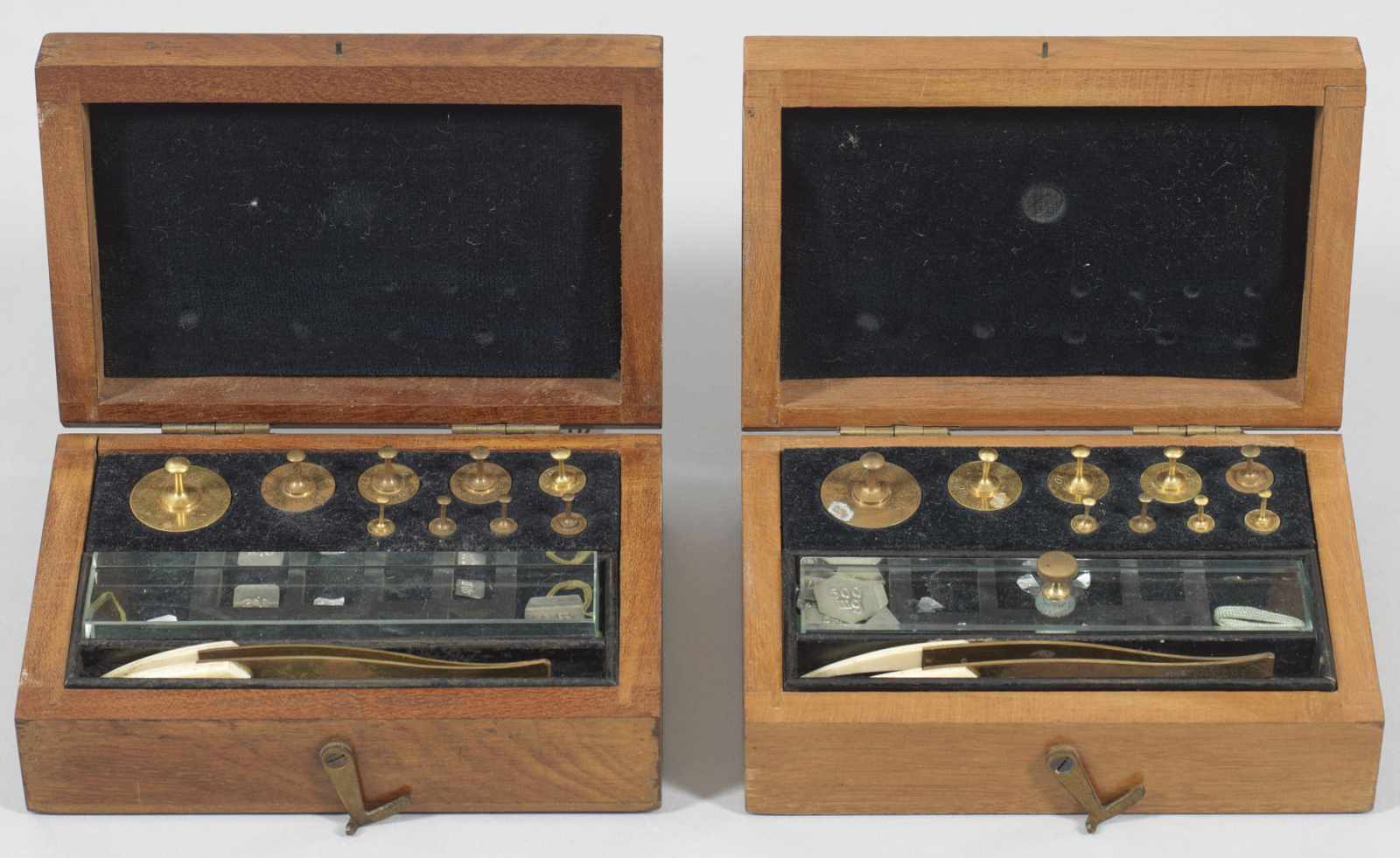 Zwei Gewichtssätzein originalen Holzschatullen. Innen Facheinteilung mit insges. 40 Gewichten von - Image 2 of 2