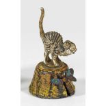 Miniaturfigur einer Katze mit Schmetterling als BandmaßWiener Bronze, farbig bemalt. H. 4,5 cm.A