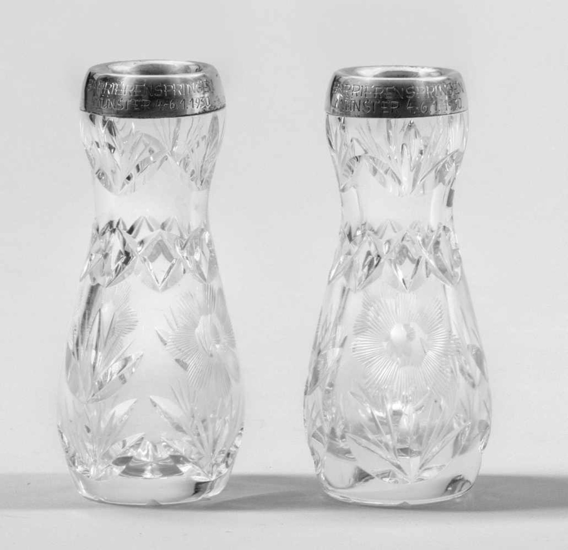 Paar Kristallglas-Vasen mit SilbermontierungKegelform. Farbloses Glas, ornamentaler und floraler - Bild 2 aus 2
