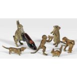 Sechs Miniatur-TierfigurenWiener Bronze, farbig bemalt. Maus, 2 Affen, Dackel, Eichhörnchen sowie