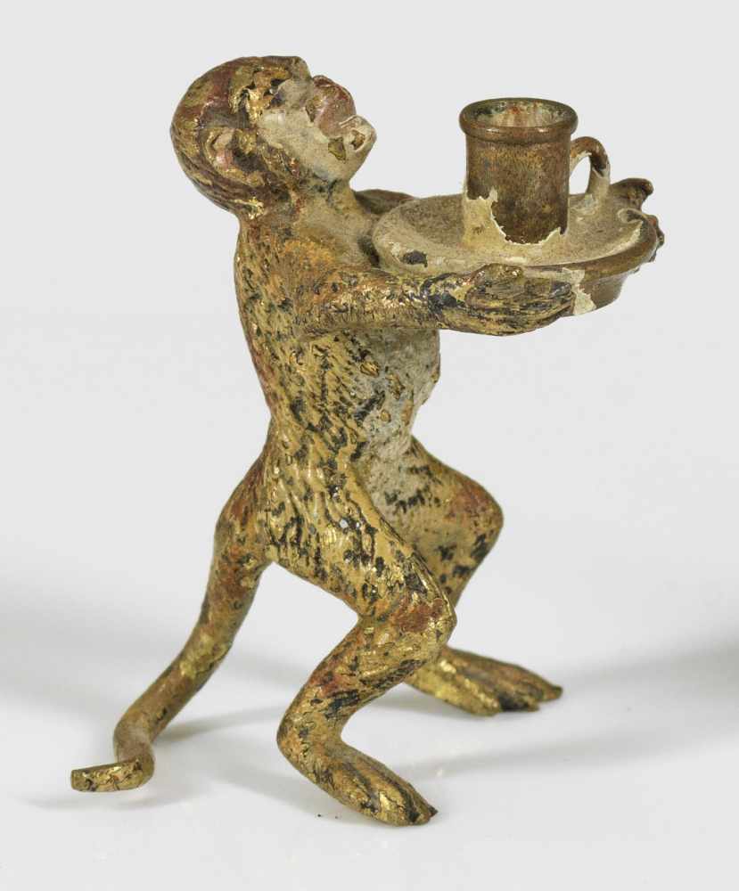 Miniaturfigur eines Affen als DienerWiener Bronze. Bemalung ber.; H. 3,8 cm.A painted Vienna