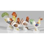 Vier Miniatur-Hühnerin äußerst naturalistischer Ausformung und Staffage. Polychrome Malerei.
