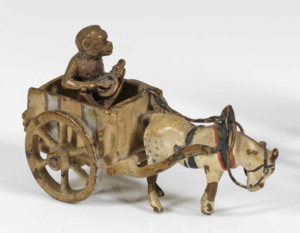 Zwei Miniaturfiguren eines Affens und eines PferdekarrensWiener Bronze, teilw. farbig bemalt. H. 1,5 - Image 2 of 2