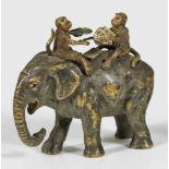 Seltene Figurengruppe mit Elefant und Affen beim KartenspielWiener Bronze, farbig bemalt.