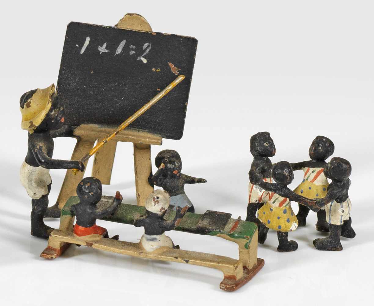 Zwei Miniatur-Figurengruppen mit afrikanischen KindernWiener Bronze, farbig bemalt. Szenische