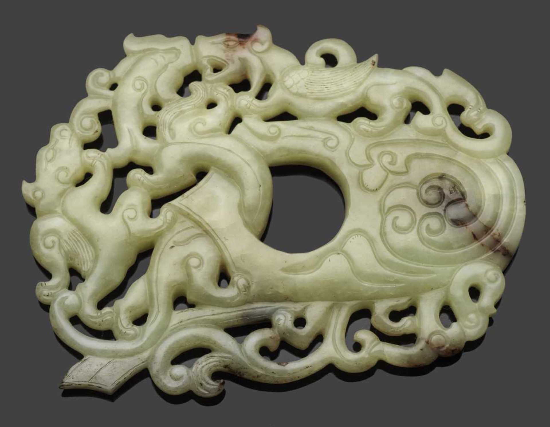 Große Jadeschnitzerei im archaischen StilSeladongrüne Nephrit-Jade mit wenigen rostbraunen und