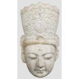 Monumentaler Kopf einer Boddhisatava Avalokitesvara-StatueGrauweißer Marmor, geschnitzt.