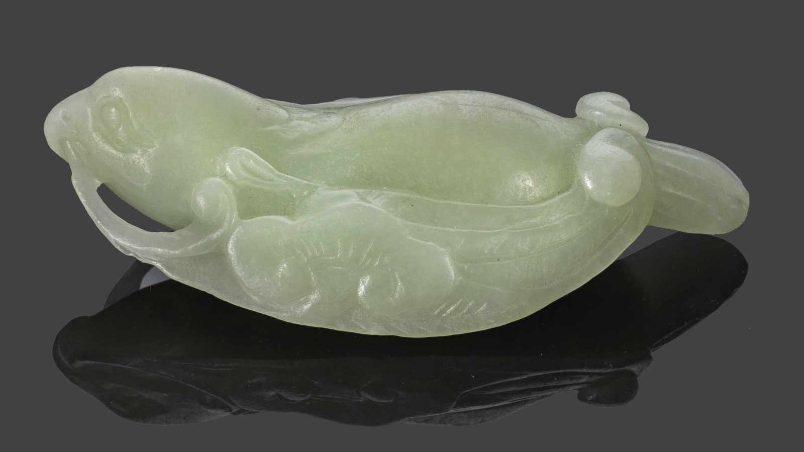 PapageiHelle seladongrüne Nephrit-Jade. Geschnitzt. Vollplastische Darstellung eines Papageis mit