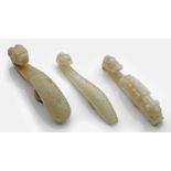Drei Gürtelhacken im archaischen StilWeiß-gelbliche Hammelfettfade, teilw. mit rostroten