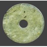 Große Bi-Scheibe im archaischen StilHelle seladongrüne, durchscheinende Nephrit-Jade mit wenigen