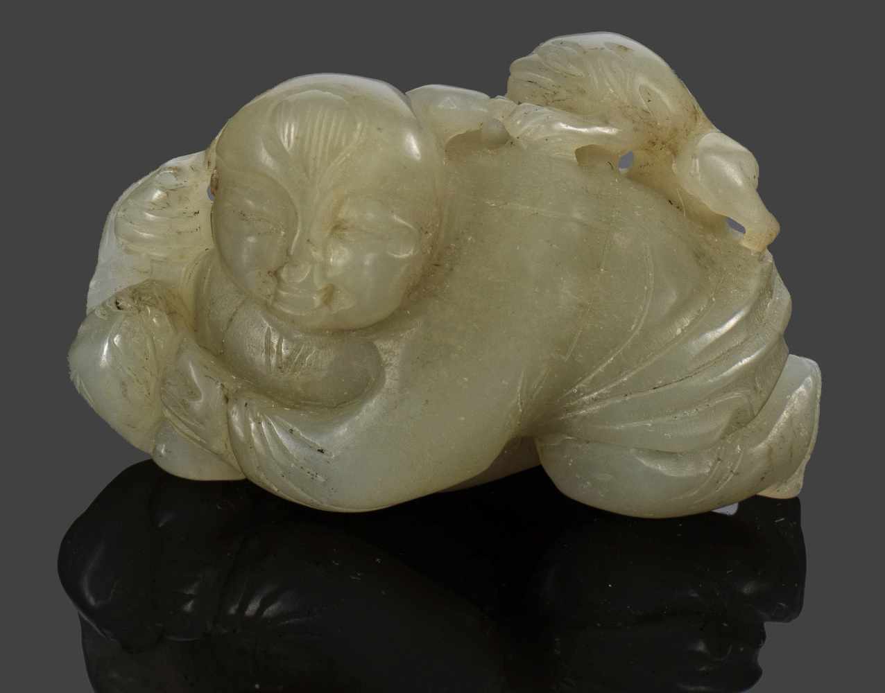 HandschmeichlerWeiß-gräuliche, teilw. gewölkte Nephrit-Jade. Vollplastische, geschnitzte Darstellung