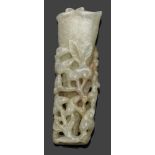 DolchgriffHelle, gewölkte Nephrit-Jade mit karamellfarbenen Einschlüssen. Feine Ajourarbeit mit