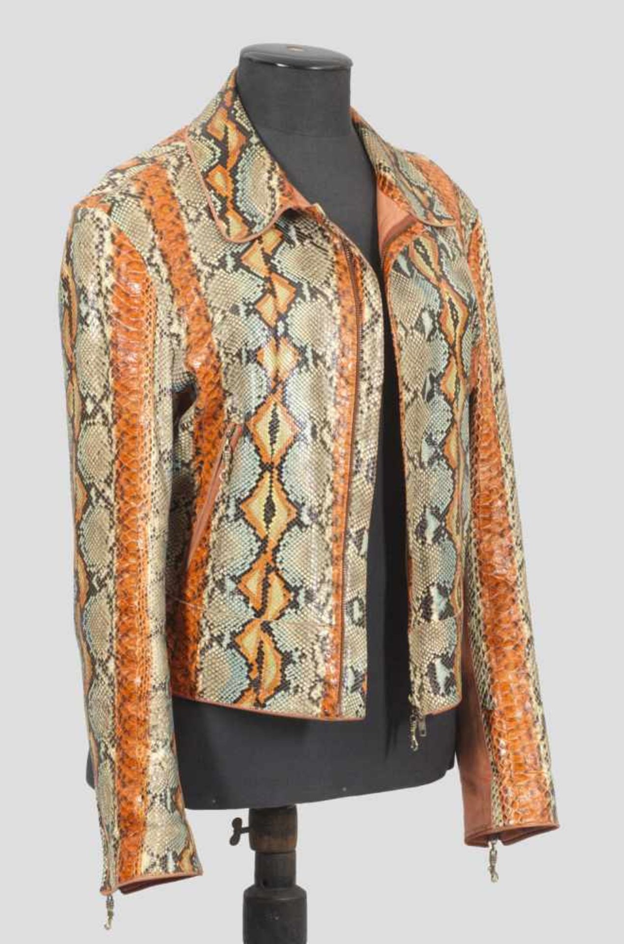 Extravagante Lederjacke von Roberto CavalliOrangefarbenes bzw. in Schlangen-Optik strukturiertes,