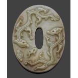 Plakette im archaischen StilGräulich-weiße bis leicht karamellfarbene Nephrit-Jade, geschnitzt.
