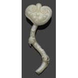 Ruyi-Zepter in Gestalt eines Lingzhi-PilzesWeißlich-seladongrüne Nephrit-Jade mit hellen