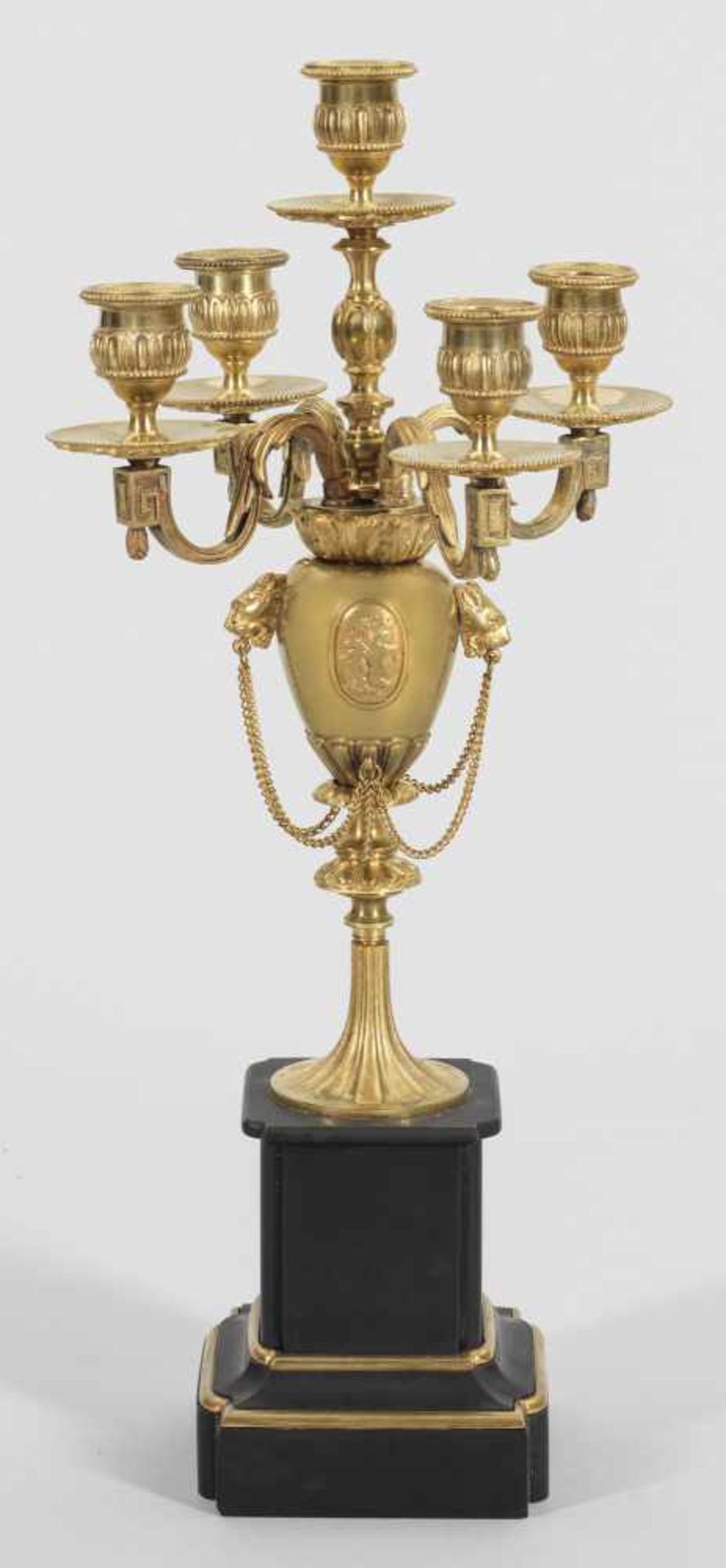 Girandole im Louis XVI-StilBronze, vergoldet sowie schwarzer Gussstein. Vasenförmiger Schaft mit