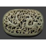 Ovales Ornament für ein Ruyi-ZepterSeladongrüne, teilw. schwarzbraun gesprenkelte Nephrit-Jade.