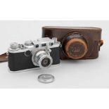 Schraub-Leica mit Zubehörsog. "Schraubleica IIIf mit dem Elmar 5 cm". Schraubzubehör bestehend