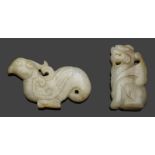 Zwei Anhänger im archaischen StilGelblich-weiße bis rostbraune Nephrit-Jade, beidseitig geschnitzt