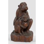 Affenmutter mit JungemHolz, vollplastisch geschnitzt und dunkel gebeizt. Augen als